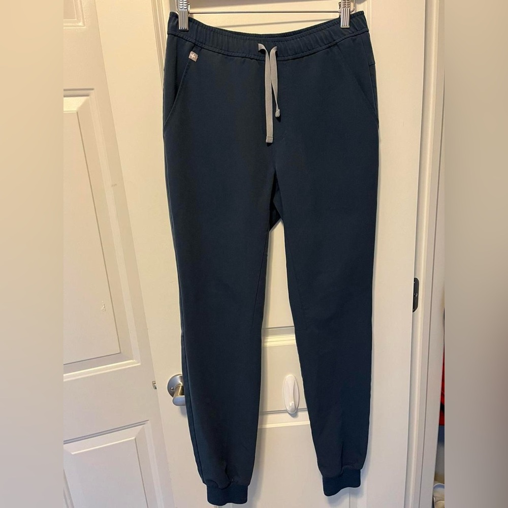 Figs Men’s Tansen Jogger Scrubs Gray/Blue Color